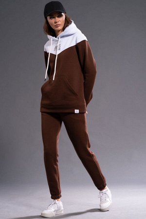 Костюм Костюм Kivviwear 3052305302 шоколадный 
Состав: ПЭ-26%; Хлопок-70%; Эластан-4%;
Сезон: Осень-Зима
Рост: 170

Худи с двухцветным дизайном привлекает внимание благодаря отделочной кокетке. Она д
