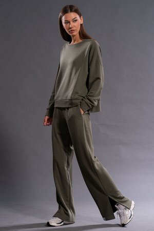 Костюм Костюм Kivviwear 4131413205 хаки 
Состав: ПЭ-26%; Хлопок-70%; Эластан-4%;
Сезон: Осень-Зима
Рост: 170

Костюм состоящий из свитшота и брюк.Свободные брюки средней посадки в сочетании с разрезо