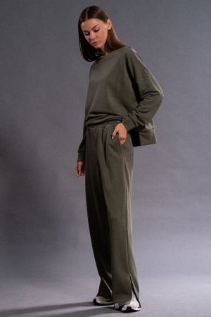 Костюм Костюм Kivviwear 4131413205 хаки 
Состав: ПЭ-26%; Хлопок-70%; Эластан-4%;
Сезон: Осень-Зима
Рост: 170

Костюм состоящий из свитшота и брюк.Свободные брюки средней посадки в сочетании с разрезо