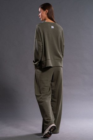 Костюм Костюм Kivviwear 4131413205 хаки 
Состав: ПЭ-26%; Хлопок-70%; Эластан-4%;
Сезон: Осень-Зима
Рост: 170

Костюм состоящий из свитшота и брюк.Свободные брюки средней посадки в сочетании с разрезо