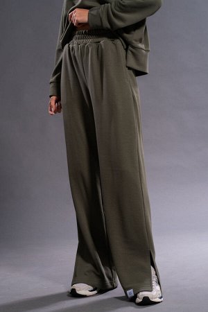 Костюм Костюм Kivviwear 4131413205 хаки 
Состав: ПЭ-26%; Хлопок-70%; Эластан-4%;
Сезон: Осень-Зима
Рост: 170

Костюм состоящий из свитшота и брюк.Свободные брюки средней посадки в сочетании с разрезо