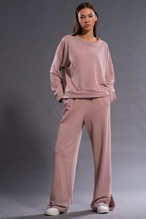 Костюм Костюм Kivviwear 4131413202 грязная роза 
Состав: ПЭ-26%; Хлопок-70%; Эластан-4%;
Сезон: Осень-Зима
Рост: 170

Костюм состоящий из свитшота и брюк.Свободные брюки средней посадки в сочетании с