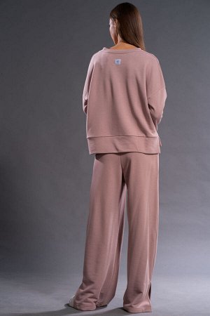 Костюм Костюм Kivviwear 4131413202 грязная роза 
Состав: ПЭ-26%; Хлопок-70%; Эластан-4%;
Сезон: Осень-Зима
Рост: 170

Костюм состоящий из свитшота и брюк.Свободные брюки средней посадки в сочетании с