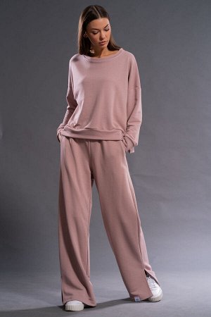 Костюм Костюм Kivviwear 4131413202 грязная роза 
Состав: ПЭ-26%; Хлопок-70%; Эластан-4%;
Сезон: Осень-Зима
Рост: 170

Костюм состоящий из свитшота и брюк.Свободные брюки средней посадки в сочетании с