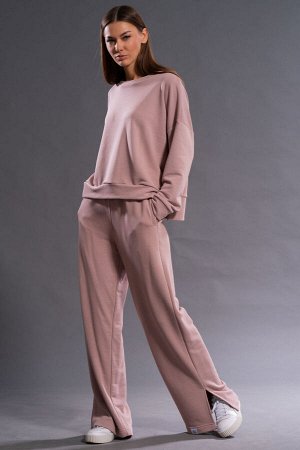 Костюм Костюм Kivviwear 4131413202 грязная роза 
Состав: ПЭ-26%; Хлопок-70%; Эластан-4%;
Сезон: Осень-Зима
Рост: 170

Костюм состоящий из свитшота и брюк.Свободные брюки средней посадки в сочетании с