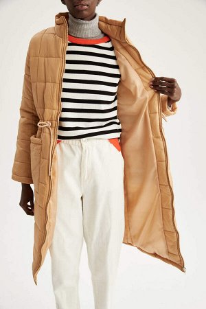 Водоотталкивающее длинное стеганое зимнее пальто с воротником-стойкой, карманами и поясом