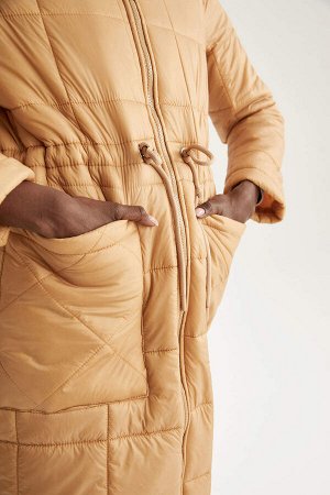 Водоотталкивающее длинное стеганое зимнее пальто с воротником-стойкой, карманами и поясом