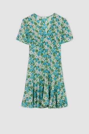 Мини-платье с короткими рукавами и V-образным вырезом с цветочным принтом