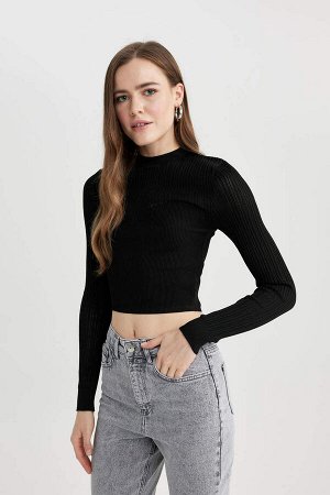Укороченный черный свитер с полуводолазкой