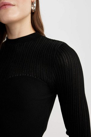 Укороченный черный свитер с полуводолазкой
