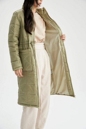 Длинное стеганое зимнее пальто-пуховик стандартного кроя с воротником-стойкой, карманами и поясом