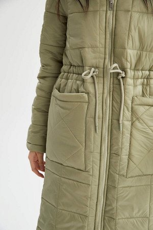 Длинное стеганое зимнее пальто-пуховик стандартного кроя с воротником-стойкой, карманами и поясом