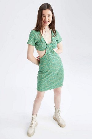 Облегающее мини-платье из батика с V-образным вырезом на талии и короткими рукавами