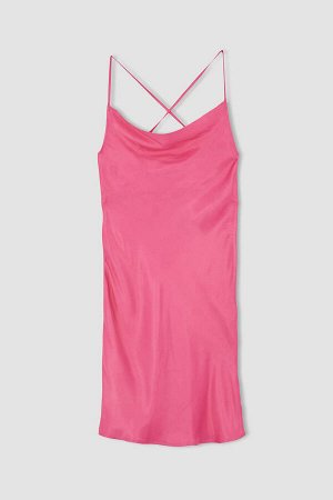 Атласное платье миди с открытыми плечами и розовым крестом на спине с веревочным ремнем