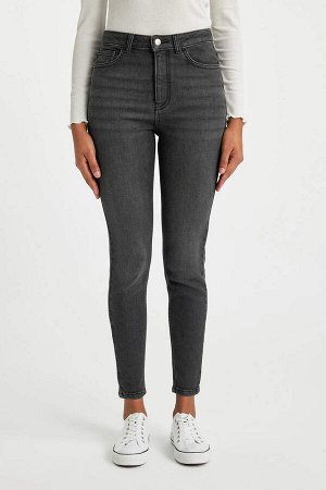 Узкие джинсовые брюки длиной до щиколотки с высокой талией