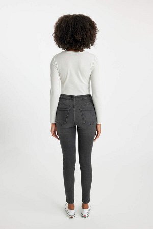 Узкие джинсовые брюки длиной до щиколотки с высокой талией