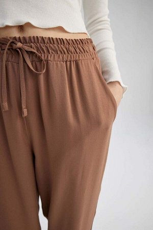 Вискозные брюки до щиколотки с нормальной талией и карманами-джоггерами