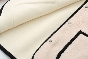 Женская куртка-тедди на клепках с накладными карманами, цвет черный
