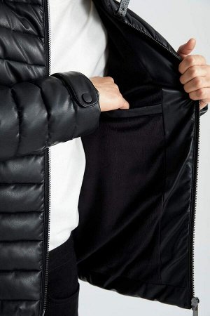 Облегающее пальто-пуховик из искусственной кожи с воротником-стойкой и плюшевой подкладкой