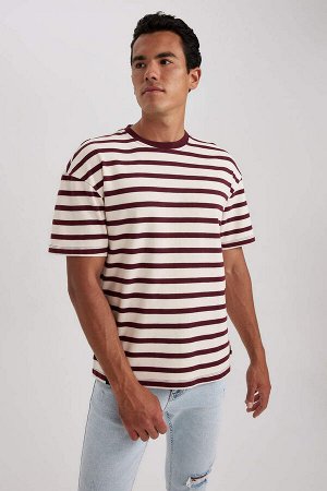 Удобная футболка с круглым вырезом в полоску и короткими рукавами из плотной хлопковой ткани