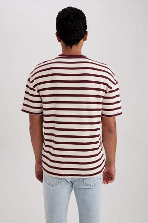 Удобная футболка с круглым вырезом в полоску и короткими рукавами из плотной хлопковой ткани