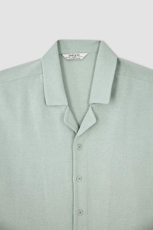 Льняная рубашка обычного кроя с открытым воротником и короткими рукавами
