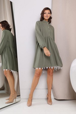 Платье свободного кроя с кружевной отделкой низа, цвет оливковый