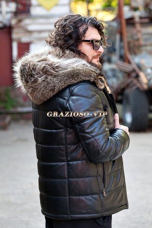Зимняя кожаная куртка с отделкой из меха енота