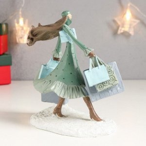 Сувенир полистоун "Девушка в зимнем наряде - покупка подарков" 14,5х7,5х13,5 см