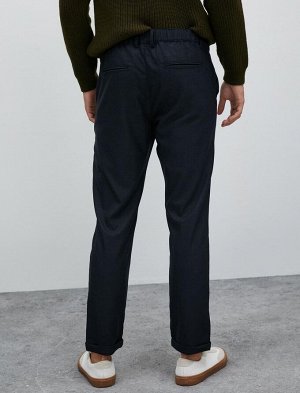 Тканевые брюки с эластичной резинкой на талии и застежкой на пуговицы, приталенный крой, с карманами