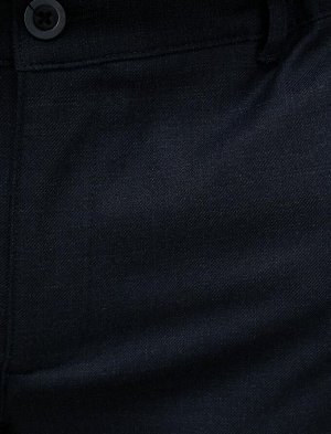 Тканевые брюки с эластичной резинкой на талии и застежкой на пуговицы, приталенный крой, с карманами