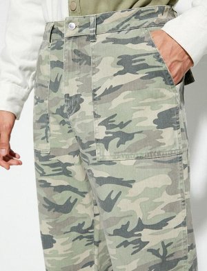 Камуфляжные брюки с карманами на пуговицах