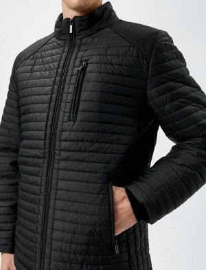 Сезонная куртка с воротником-стойкой и карманом на молнии с деталями
