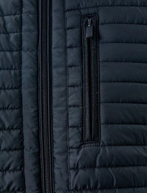 Сезонная куртка с воротником-стойкой и карманом на молнии с деталями