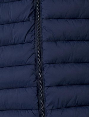 Куртка-пуховик с сезонным капюшоном и карманом на молнии с деталями