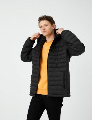 Куртка-пуховик с сезонным капюшоном и карманом на молнии с деталями