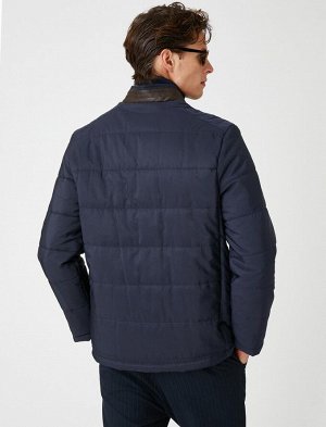 Базовая сезонная куртка с карманом на молнии