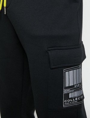 Базовые спортивные брюки-джоггеры с карманом-карго и кружевной талией с детальной этикеткой и принтом