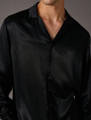 Атласная рубашка с отложным воротником и длинными рукавами на пуговицах