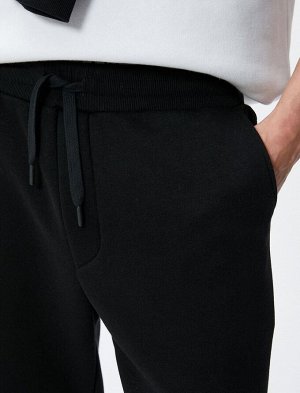 Широкие спортивные штаны с карманами и завязками на талии