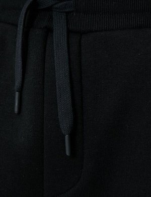 Широкие спортивные штаны с карманами и завязками на талии