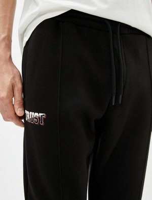 Спортивные брюки-джоггеры с вышитым слоганом и кружевной талией с принтом