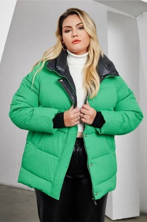 Модная зимняя женская куртка в спортивном стиле с удобными карманами, капюшоном и контрастной отделкой подклада, цвет зеленый/черный