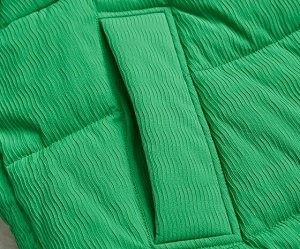 Модная зимняя женская куртка в спортивном стиле с удобными карманами, капюшоном и контрастной отделкой подклада, цвет зеленый/черный