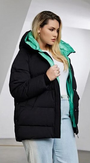 Модная зимняя женская куртка в спортивном стиле с удобными карманами, капюшоном и контрастной отделкой подклада, цвет черный/зеленый