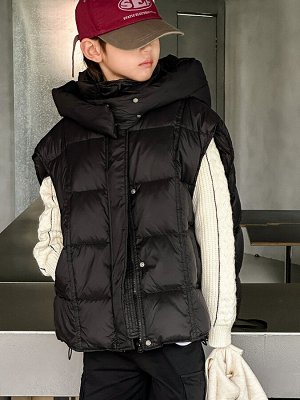 Зимний жилет-пуховик с капюшоном, на молнии и кнопках, с карманами, для мальчика, цвет чёрный