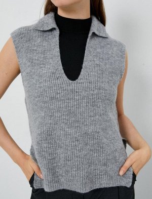 Вязаный свитер с воротником-поло и боковым разрезом