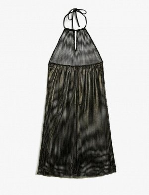 Прозрачное пляжное платье с длинным вырезом на шее и окном в деталях