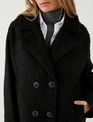 Пальто из букле, двубортное, на пуговицах, с карманом и разрезом, детализированное