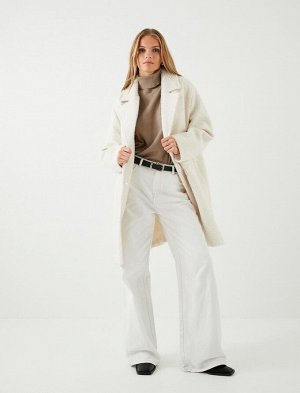 Пальто из букле, двубортное, на пуговицах, с карманом и разрезом, детализированное